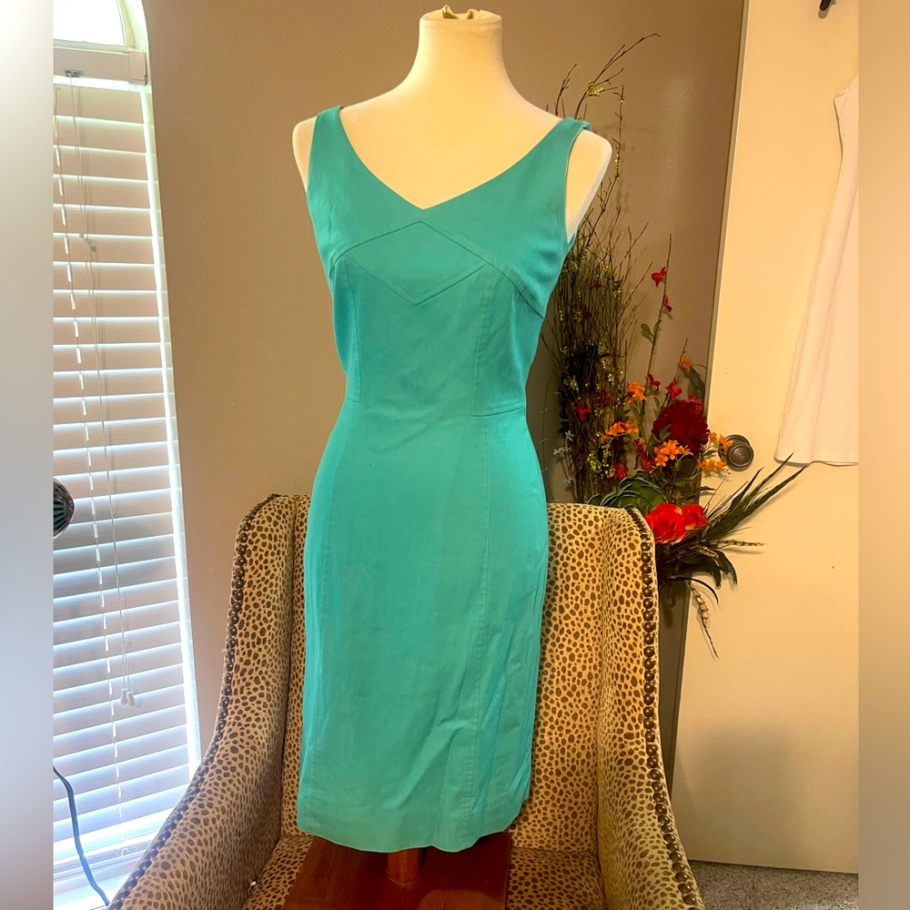 TAHARI Teal knee length fitted dress. Size 2